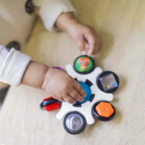 BABY EINSTEIN Érzékszervi játék Curiosity Clutch™ 3hó+