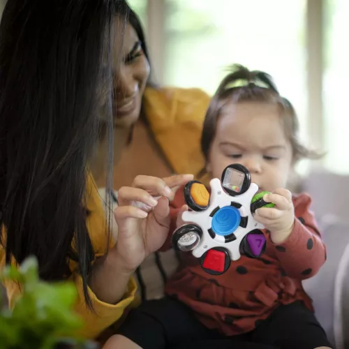 BABY EINSTEIN Érzékszervi játék Curiosity Clutch™ 3hó+