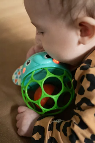 OBALL Giggle & Glow™ zenélő világító játék, 3 hónapos kortól