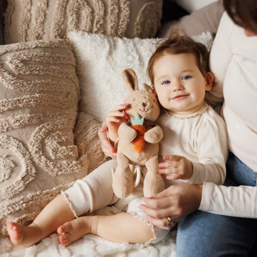 BABYONO Zenélő játék C-gyűrűn Nyuszi Karo 0m+
