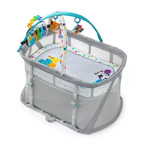 BABY EINSTEIN Játszókerettel és zongorával ellátott kiságy 3in1 Kick & Snooze™ 0hó+