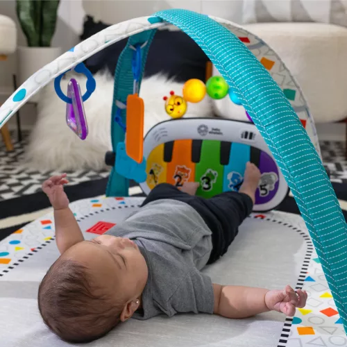 BABY EINSTEIN Játszókerettel és zongorával ellátott kiságy 3in1 Kick & Snooze™ 0hó+