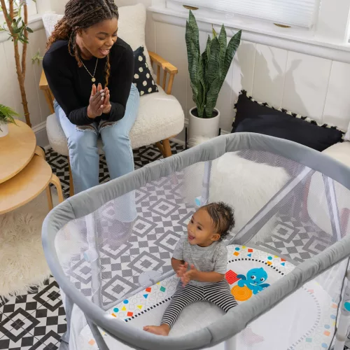 BABY EINSTEIN Játszókerettel és zongorával ellátott kiságy 3in1 Kick & Snooze™ 0hó+