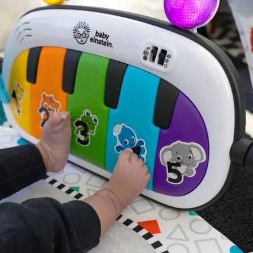 BABY EINSTEIN Játszókerettel és zongorával ellátott kiságy 3in1 Kick & Snooze™ 0hó+