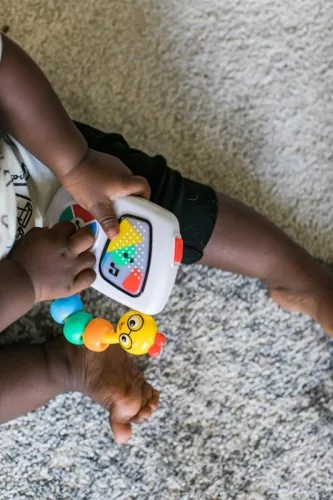 BABY EINSTEIN Zenélő játék Take Along Tunes™ 3hó+