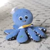 BABY EINSTEIN Zenélő játék polip Octoplush™ 3hó+