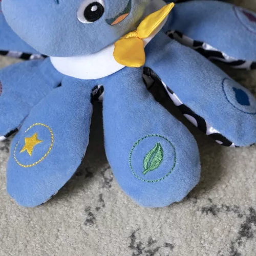 BABY EINSTEIN Zenélő játék polip Octoplush™ 3hó+