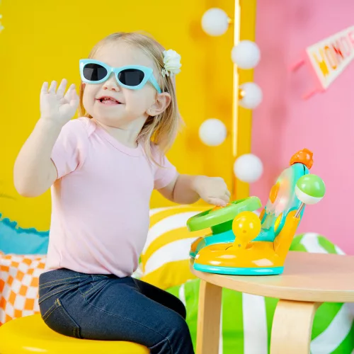 BRIGHT STARTS Zenélő kormánykerék  játék t Lights & Colors Driver™ 6hó+