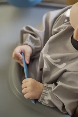 Nuvita vízálló ujjas előke - Powder Blue 4372