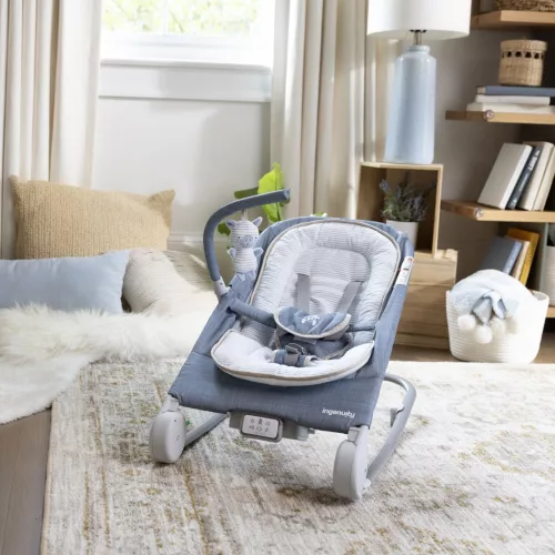 INGENUITY Rezgő masszázs pihenőszék dallamokkal, Happy Belly™, Rock-to-Bounce, Chambray, 0 hó+, 9 kg-ig