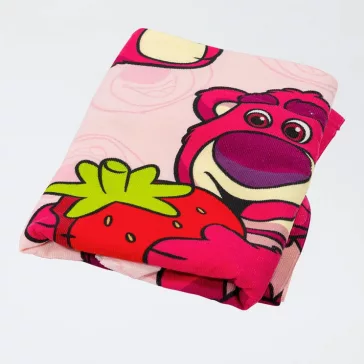   Disney Játékháború Lotso fürdőlepedő, strand törölköző 70x140cm (Fast Dry)